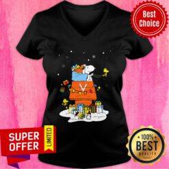 Funny Virginia Cavaliers Santa Snoopy Wish You A Merry Christmas V-neck