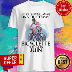 Funny Ne Sous-estimez Jamais Un Vieille Femme Avec Une Bicyclette Et Est Ne En Juin Shirt