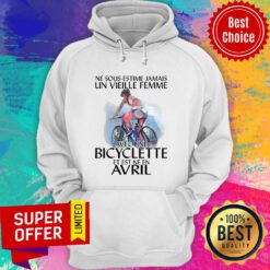 Official Jamais Un Vieille Femme Avec Une Bicyclette Et Est Ne En Avril Hoodie