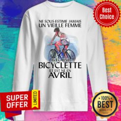 Official Jamais Un Vieille Femme Avec Une Bicyclette Et Est Ne En Avril Sweatshirt