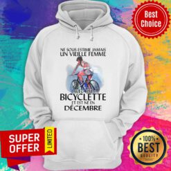 Premium Ne Sous-estimez Jamais Un Vieille Femme Avec Une Bicyclette Et Est Ne En Decembre Hoodie