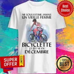 Premium Ne Sous-estimez Jamais Un Vieille Femme Avec Une Bicyclette Et Est Ne En Decembre Shirt