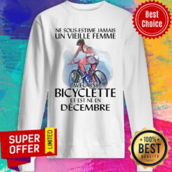 Premium Ne Sous-estimez Jamais Un Vieille Femme Avec Une Bicyclette Et Est Ne En Decembre Sweatshirt