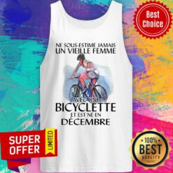 Premium Ne Sous-estimez Jamais Un Vieille Femme Avec Une Bicyclette Et Est Ne En Decembre Tank Top