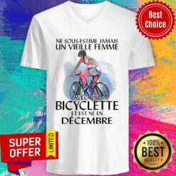 Premium Ne Sous-estimez Jamais Un Vieille Femme Avec Une Bicyclette Et Est Ne En Decembre V-neck