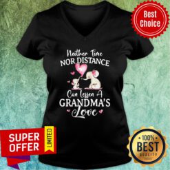 Top Neither Time Nor Distance Can Lessen A Grandma’s Love V-neck