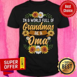 Top In A World Full Of Grandma Be An Oma Shirt
