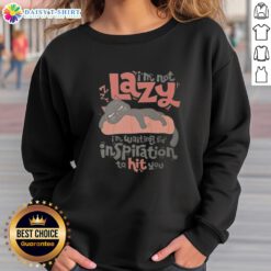 Alt Text: Cute cat in a sweatshirt with 'I'm not lazy, I'm waiting for inspiration' slogan, perfect for cat lovers.