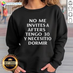 Alt Text: Cozy 'Good No Me Invites A Afters Tengo 30 Y Necesito Dormir 2025' sweatshirt, perfect for casual wear and lounging.