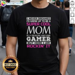 Alt Text: Happy I Never Dreamed Id Grow Up To Be A Super Cool Mom T-Shirt for gamers, featuring fun graphics and vibrant colors.