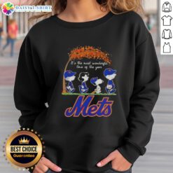 Happy New York Mets x Peanuts Snoopy and Friends autumn sweatshirt featuring festive designs for the perfect seasonal look.